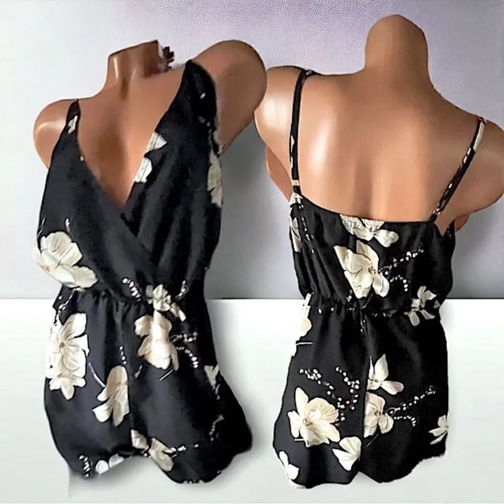 Romper l Cute Black w/ floral print step in romper l Plunging V-neck l Plus EUC